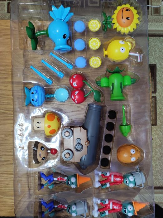 Фигурки/игрушки, по игре Plants vs Zombies.
