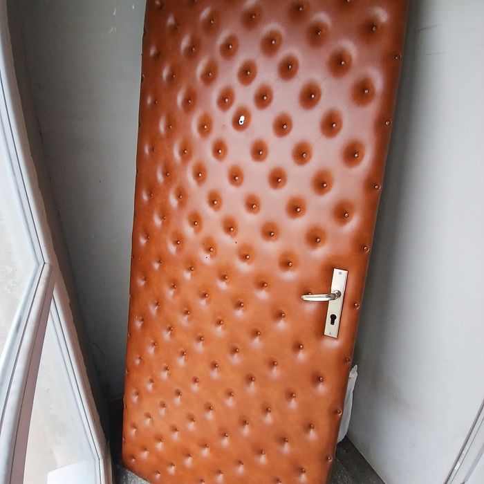 Продавам дървена входна врата