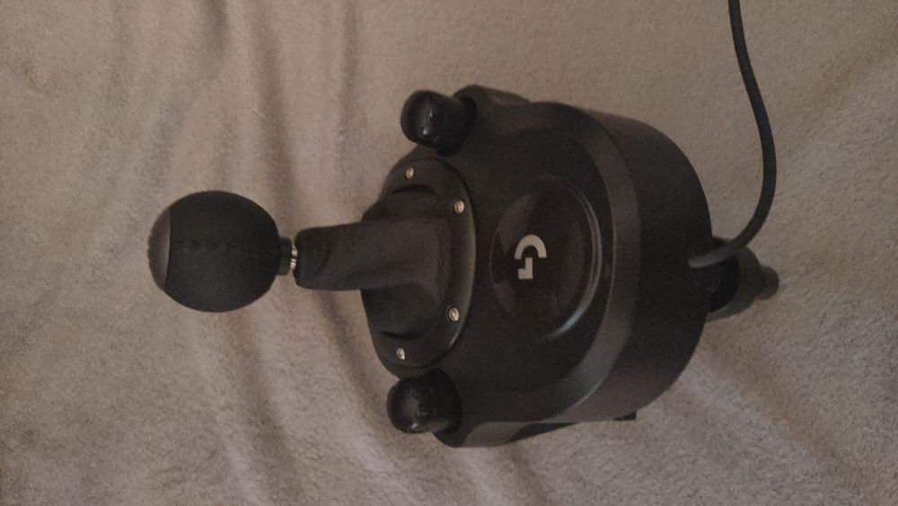 Vând volan cu 3 pedale aluminiu