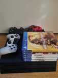 PlayStation 4 Pro + 3 controllere si jocuri la alegere