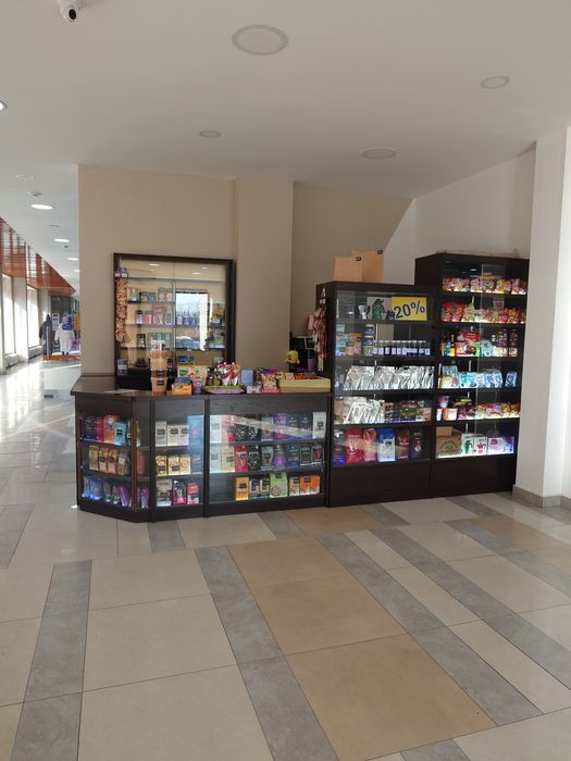 Продам действующий бизнес. Торговый остров 6 кв.м. с элитной витриной.