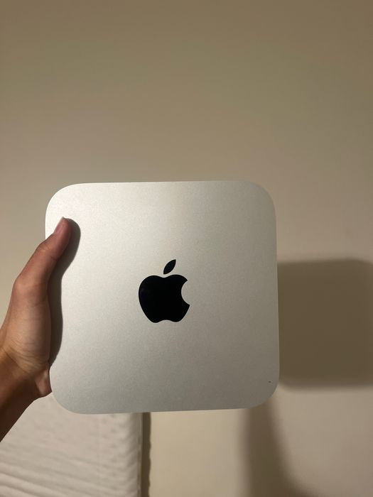 Mac mini M2 8GB.