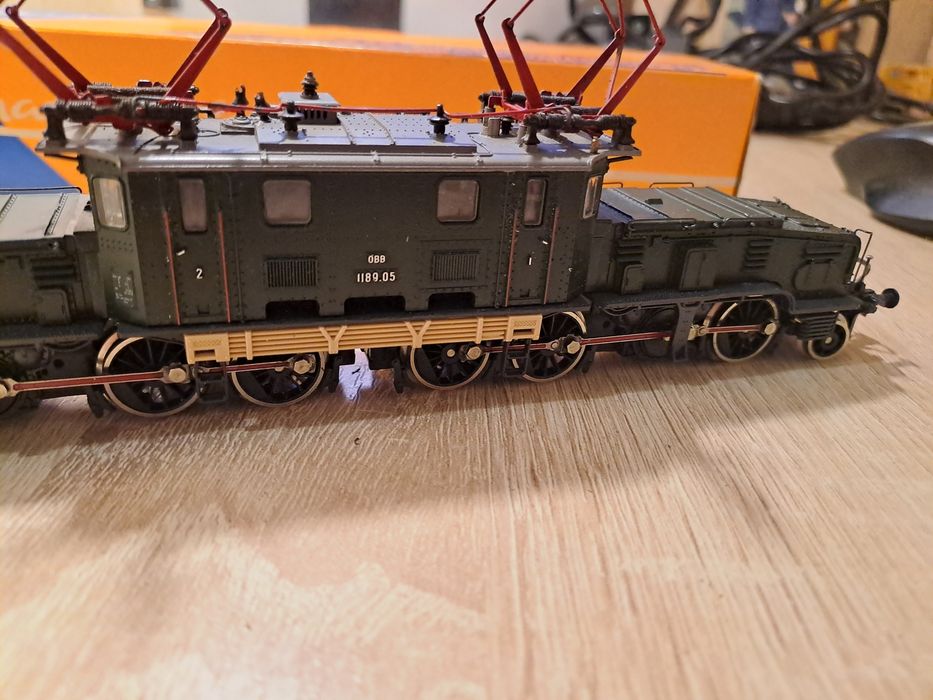 Модель Локомотив электровоз br1189 крокодил  roco