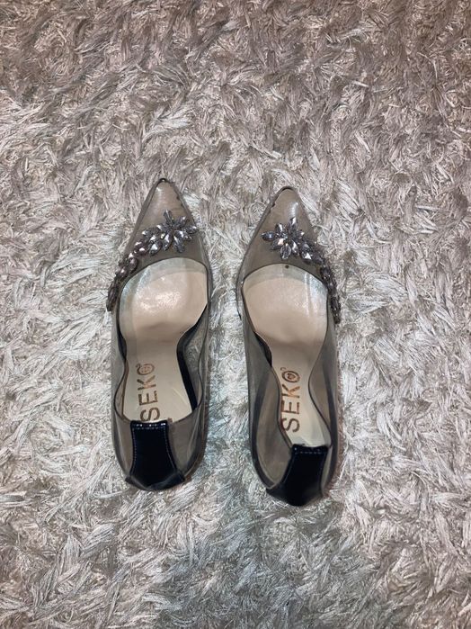 Vând pantofi transparenți cu pietre