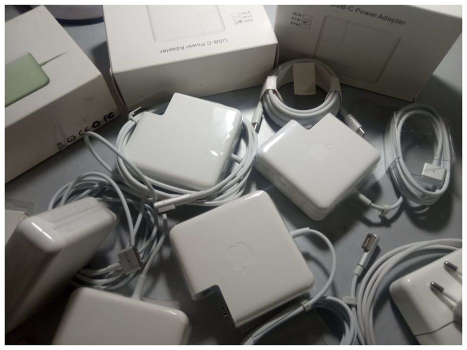 на MacBook 85W - зарядка, блок питания.