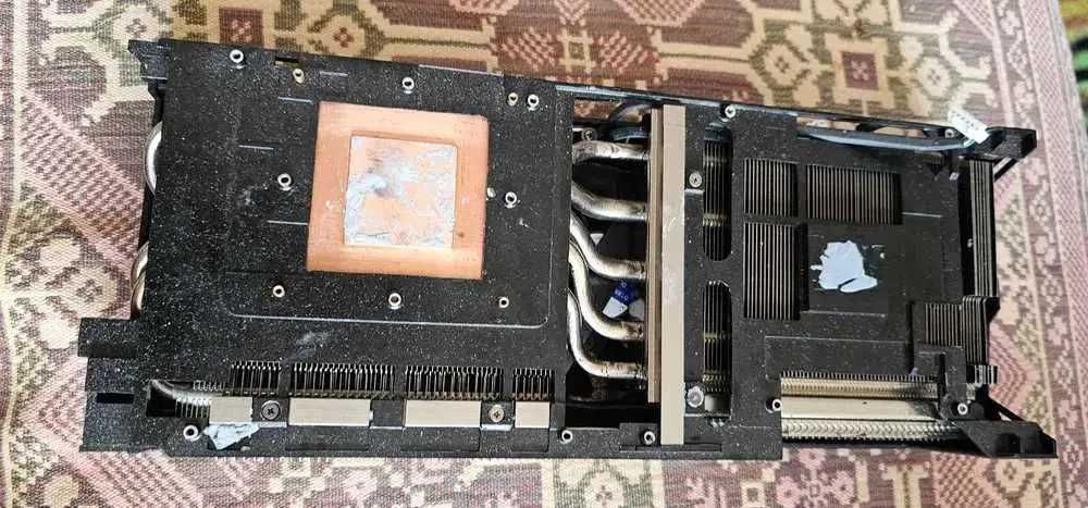 racire placa video Radeon Nitro+ RX Vega 64 8GB HBM2