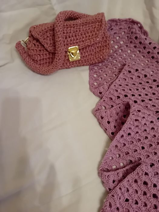 Ръчно плетен шал на една кука, подходящ и за официални случаи