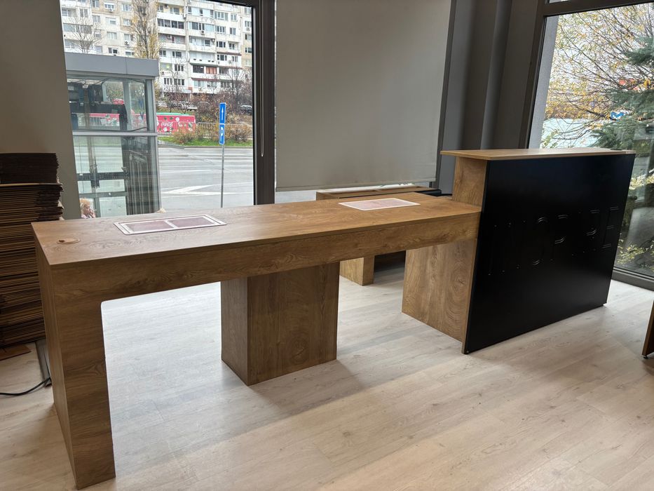 Рецепция с два маникюрни стола