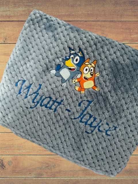 Patura brodata personalizata pentru copii cu catel albastru