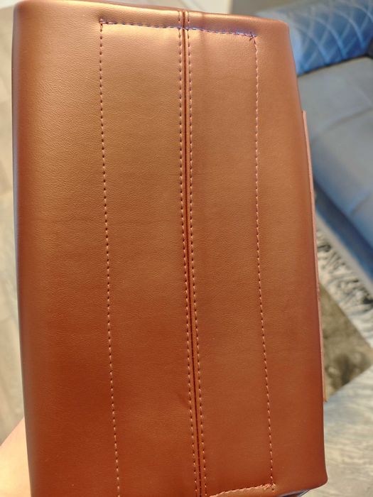 Продавам чанта, изработена от еко кожа.