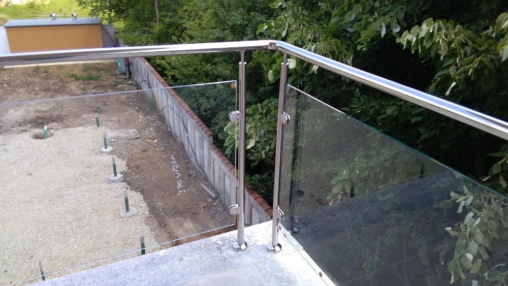 Confectii INOX: balustrade cu sticla, lemn, cruci, flanse, hote, mese