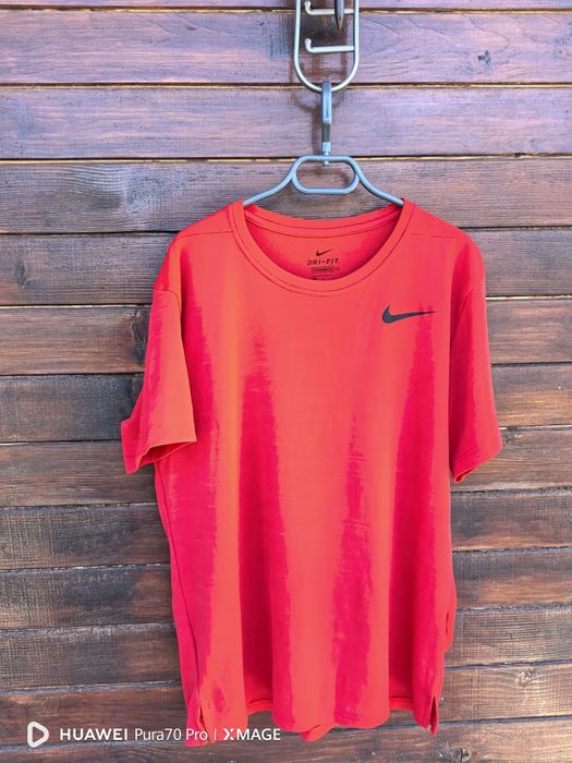 Страхотна мъжка тениска на nike M размер червена