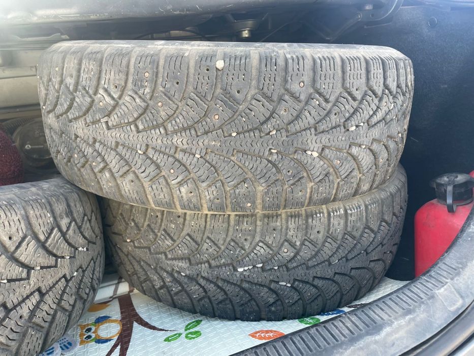 Продам шины зимние размер 16
