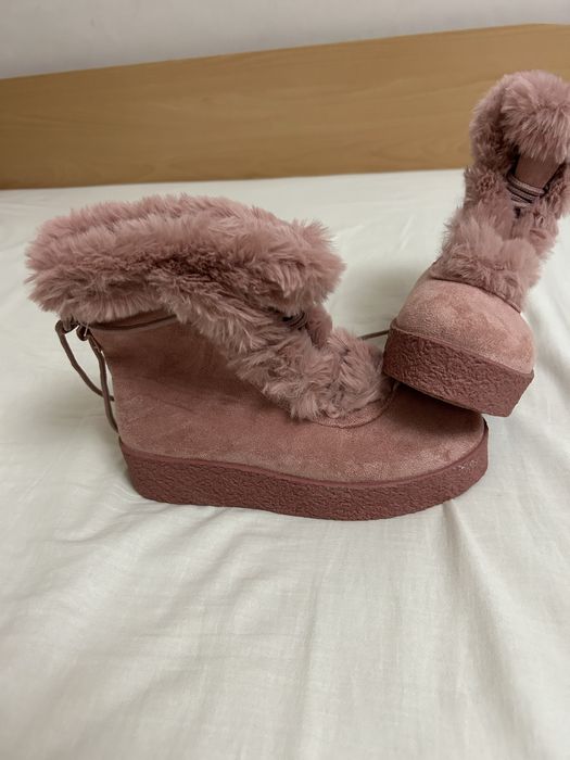 Розови боти с пухчета