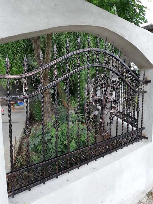 Garduri si porti moderne din sipca metalica, plasa bordurata, lemn