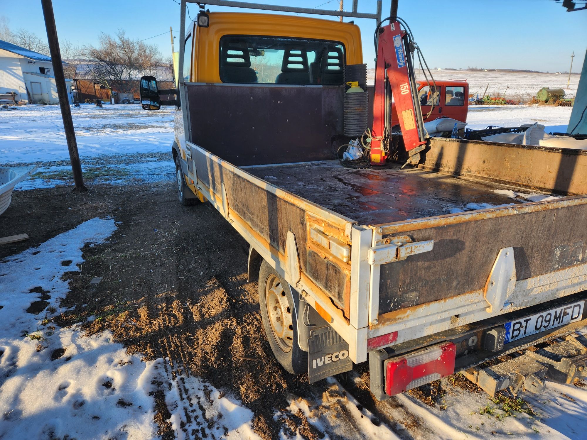 Camioneta iveco cu macara