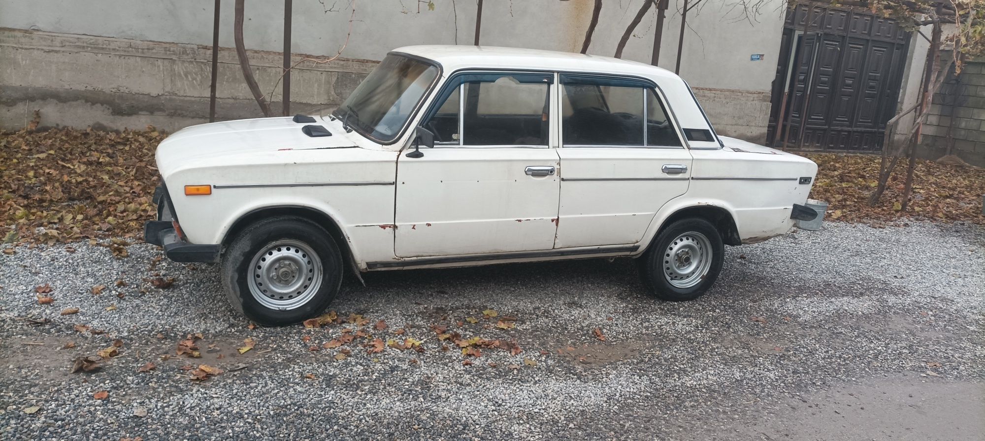Jiguli VAZ 2106, yurib turgan moshina, pritsepi ham bor