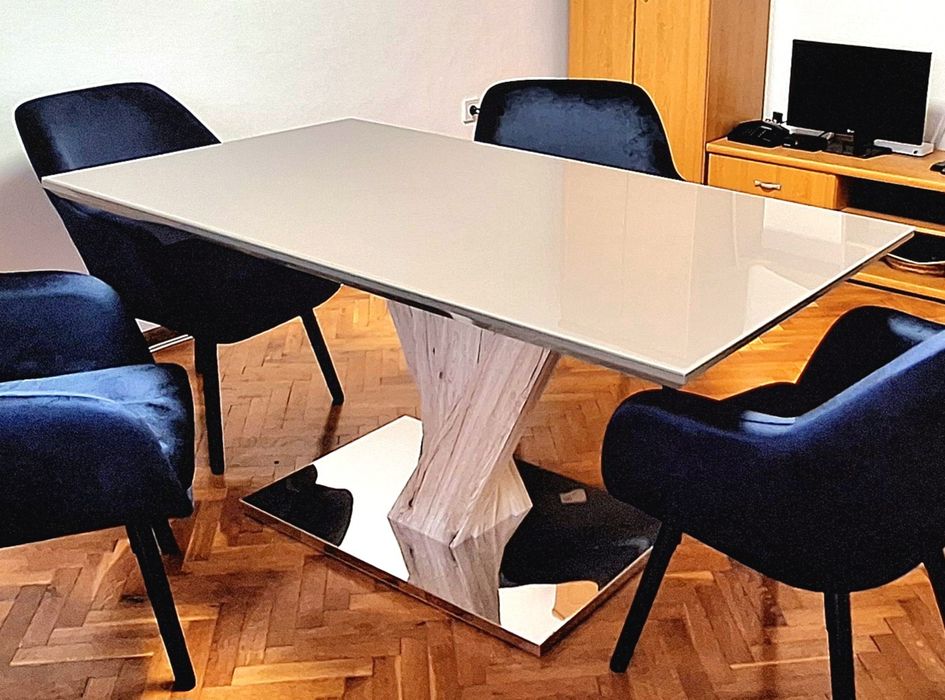 Продавам трапезна маса