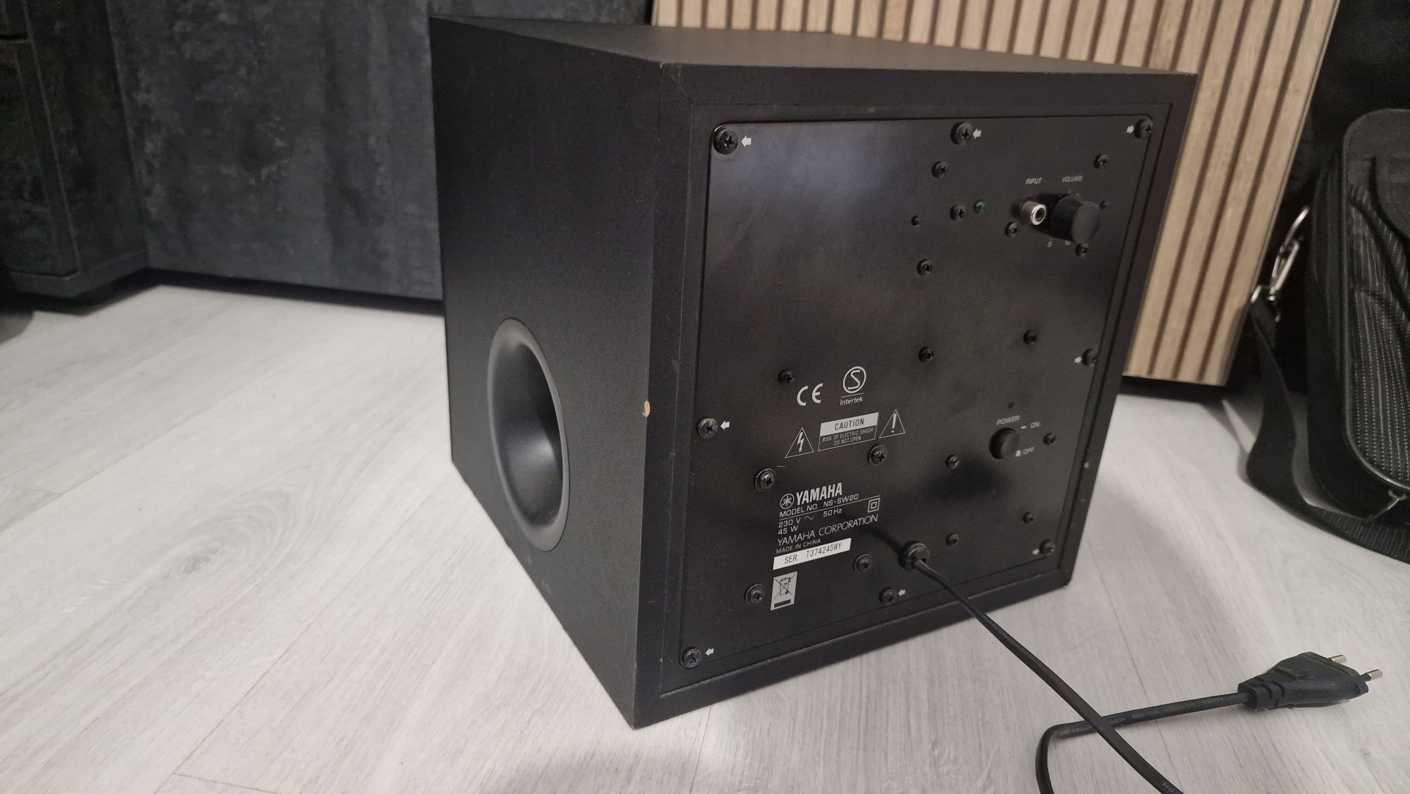Самозахранващ буфер Yamaha NS-SW20