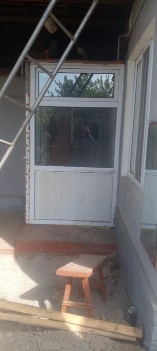 Пластиковая дверь