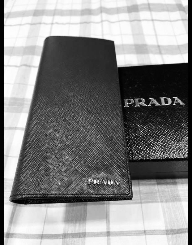 Prada NOU -Saffiano wallet de la 3000 RON la 1300 RON