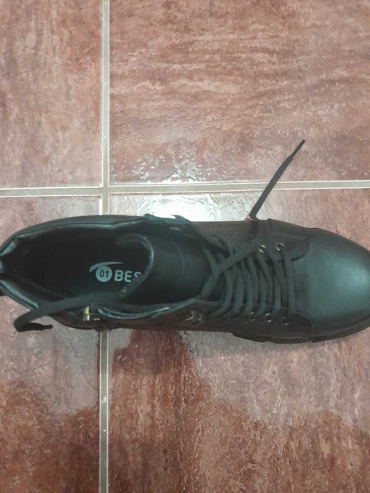 Vand ghete marime 41 noi