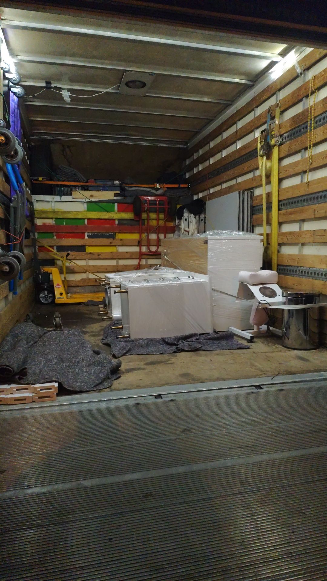 Transport mobila Servicii mutari bagaje Demontare remontare mobilier