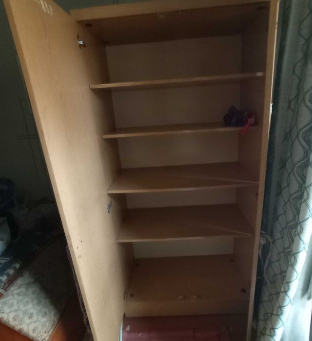 Шкаф для одежды, посуды или книг.