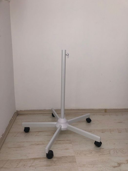 Suport mobil cu roti pentru lampa/lupa cosmetica