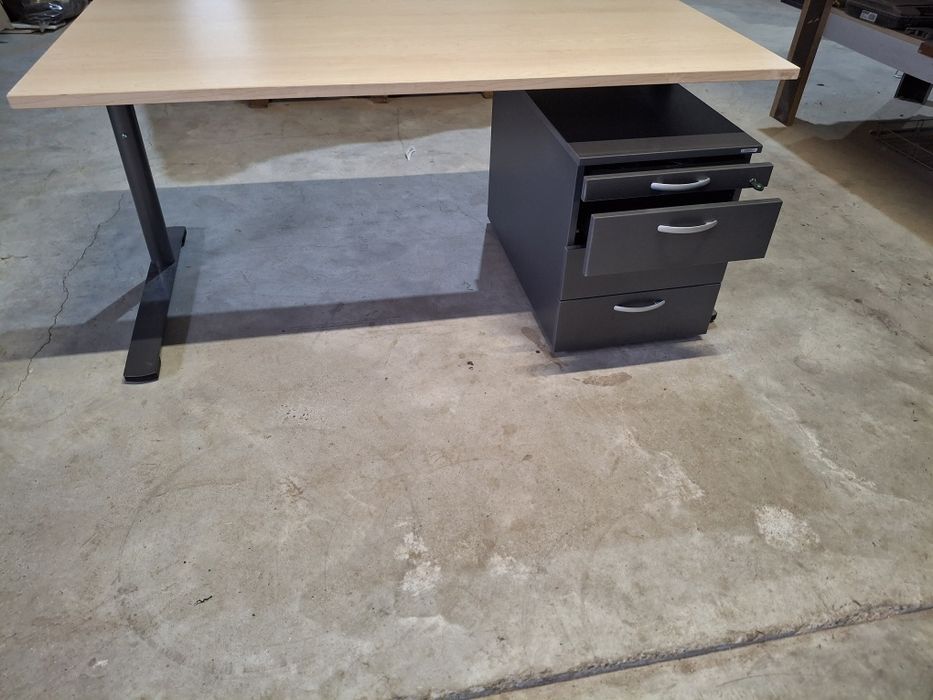 Vând masă de birou cu dulăpior