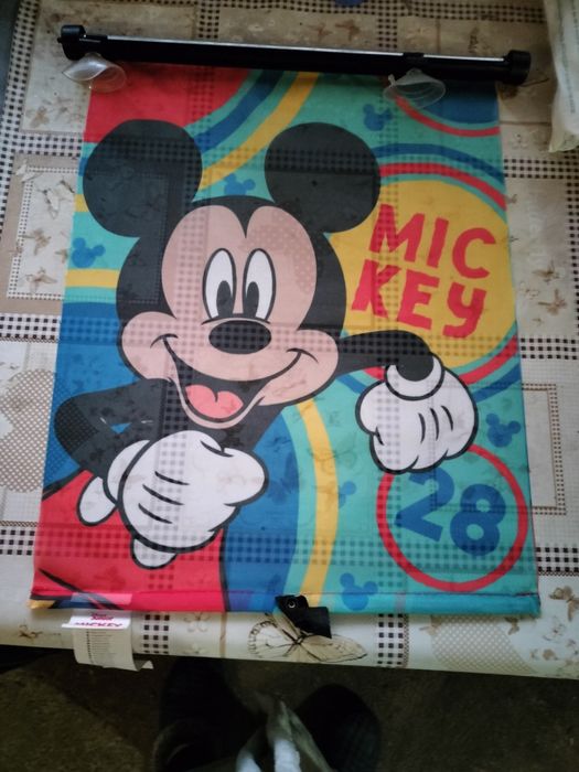 Vând suport umbrele cu 2 umbrele copii și un parasolar auto