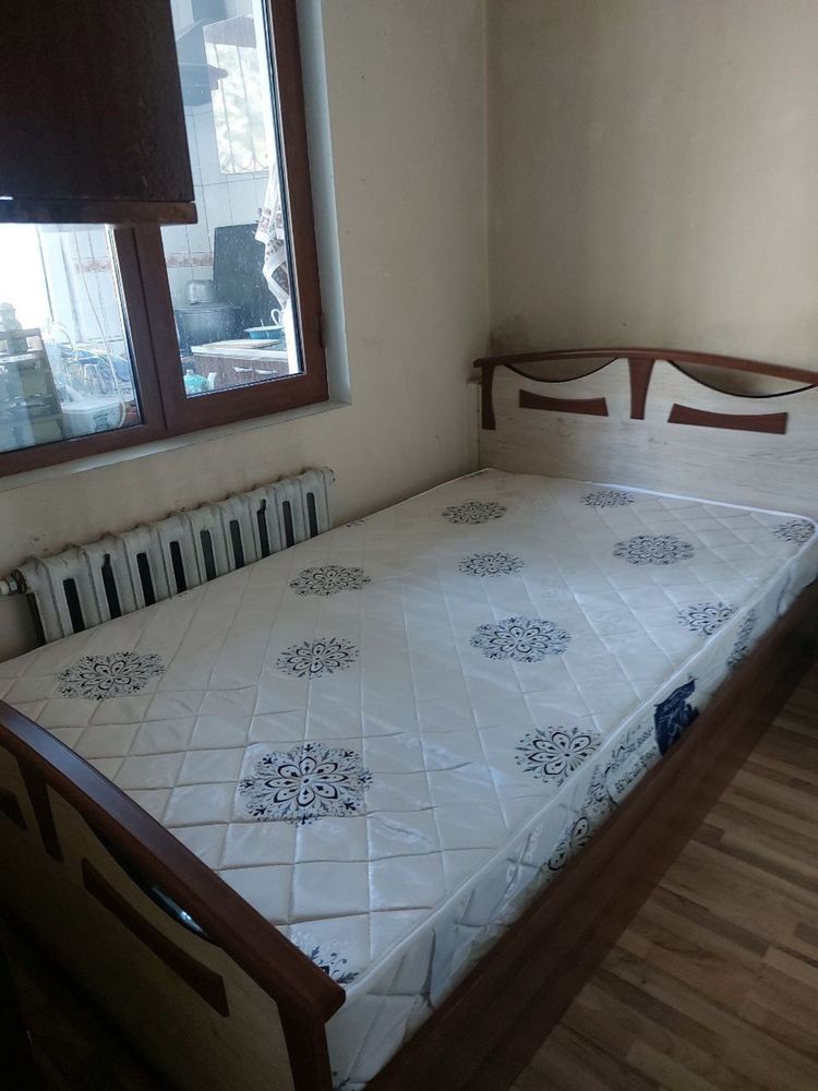 Krovat poltara v otlichnom