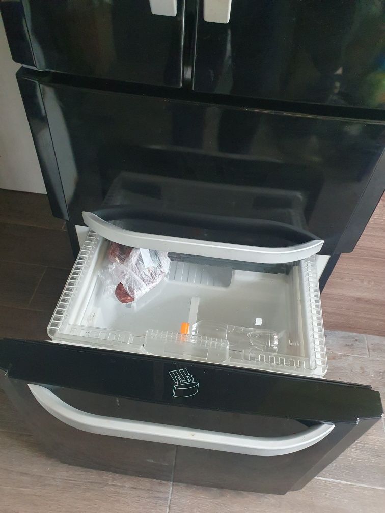 Продавам хладилник whirlpool с две чекмеджета за фризер.