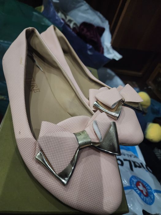 9 ta oyoq kiyim, 2 ta kashelok, 1 ta sumka.Hammasi 500 ming Razmer38