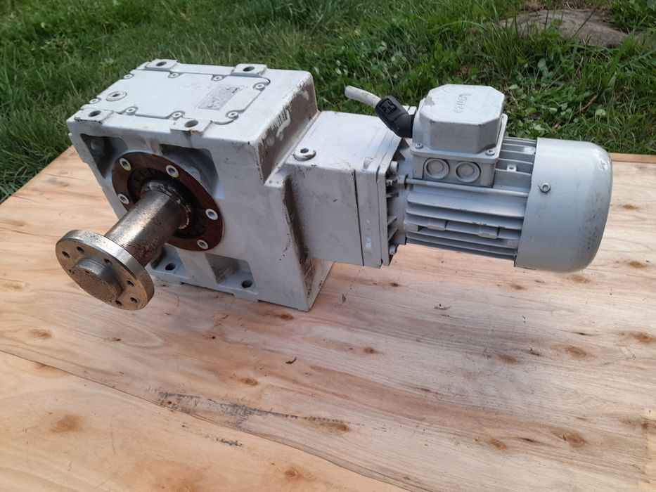 Motor trifazic cu reductor