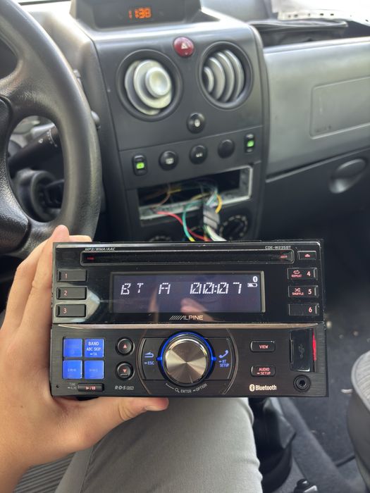 2-DIN CD плейър Alpine CDE-W235BT