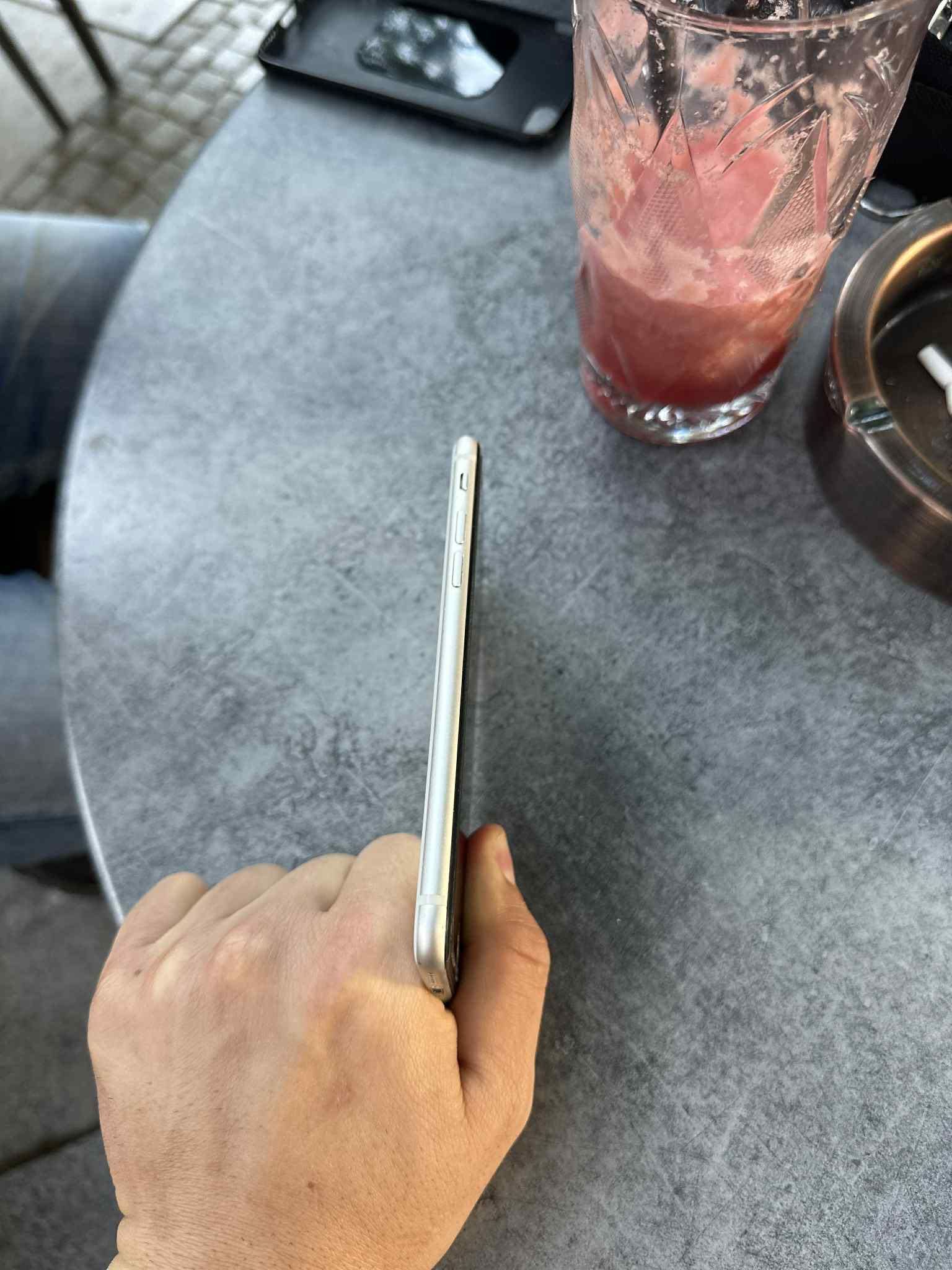 iPhone SE 3   2023