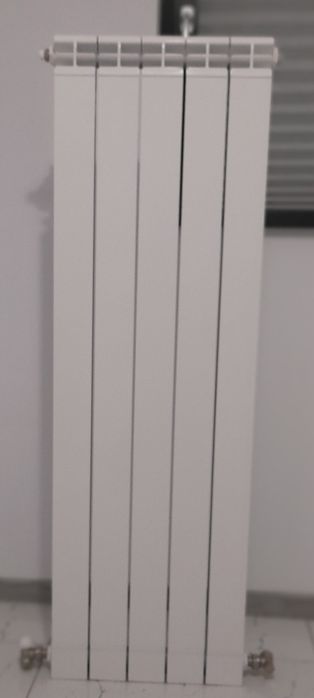 Se vinde calorifer vertical nou