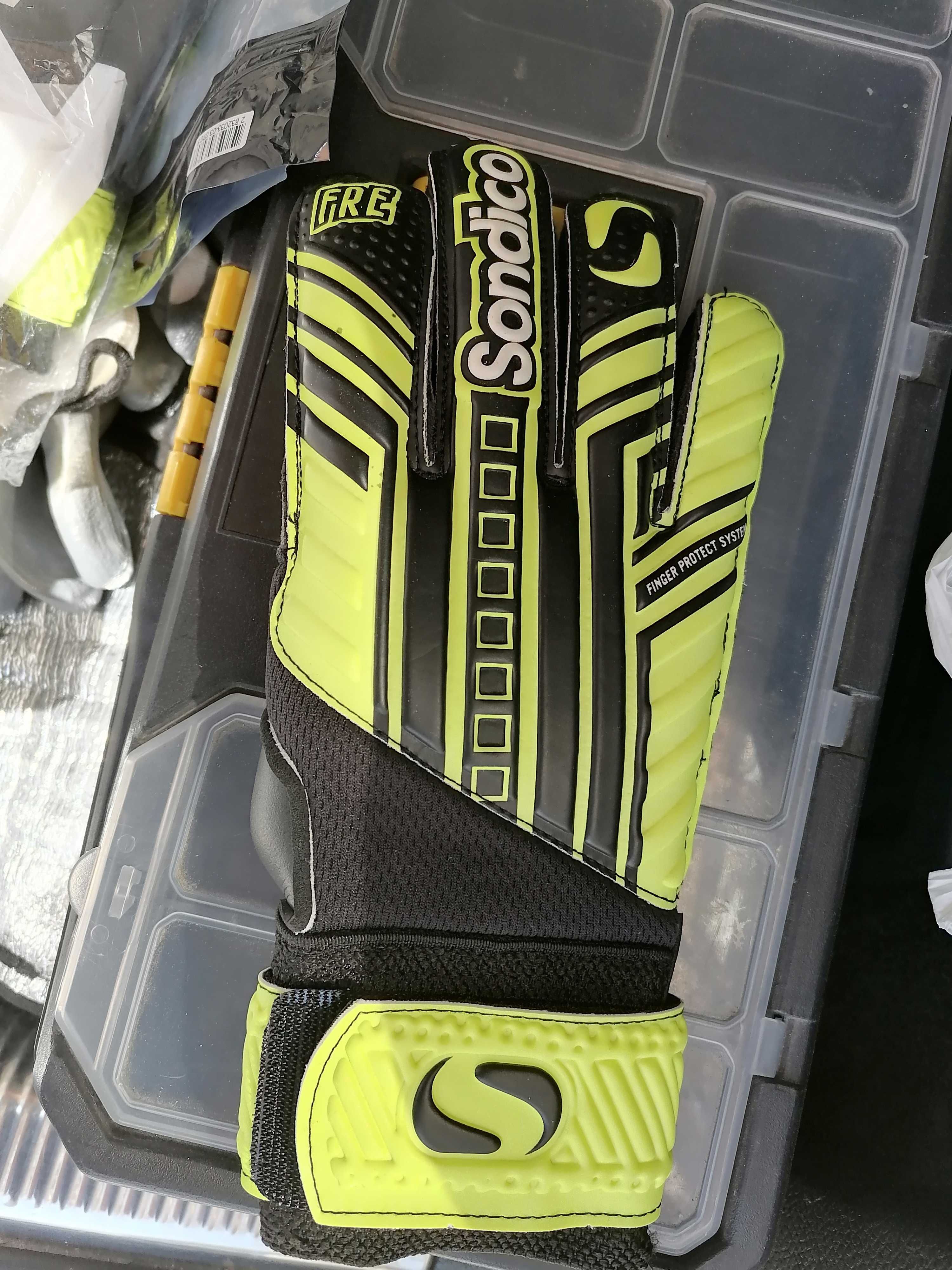 Чисто нови вратарски ръкавици Sondico AeroSpin