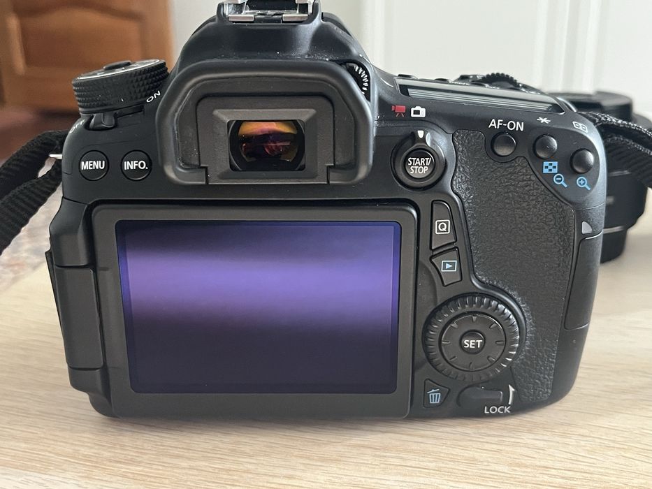 CANON EOS 70D kit complet 4000 de cadre Blitz 2 obiective ca nou