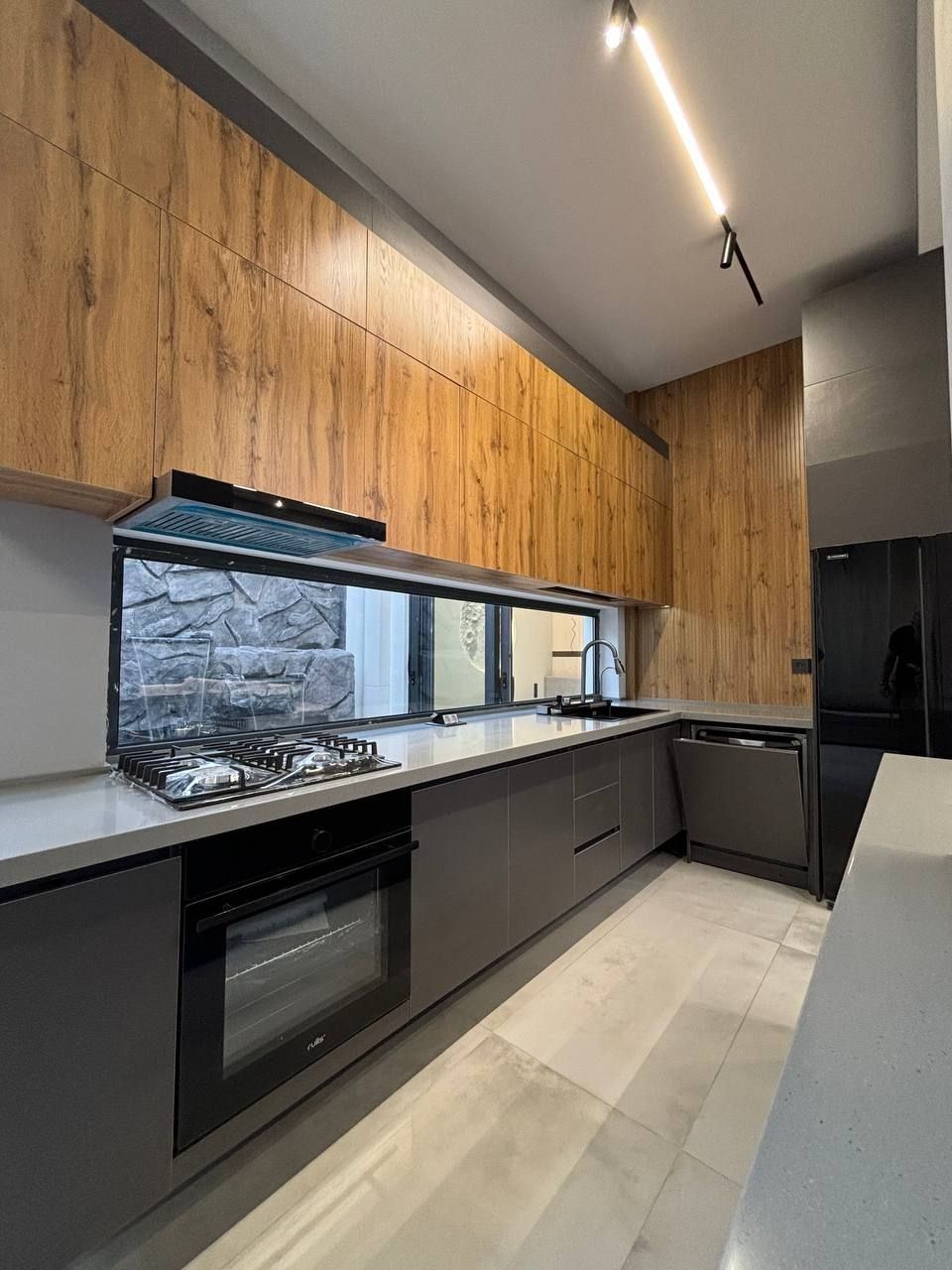 Центр Луначарского ХайТэк 
Участок: 2 сотки
Площадь: 350 м²
Комнаты: 5