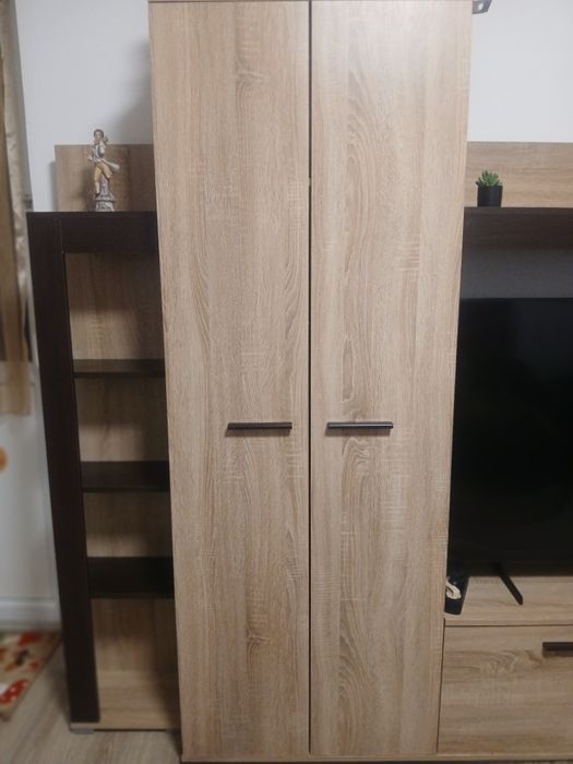 Vând biblioteca cu sifonier