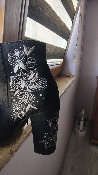 Дамски боти от естествен велур