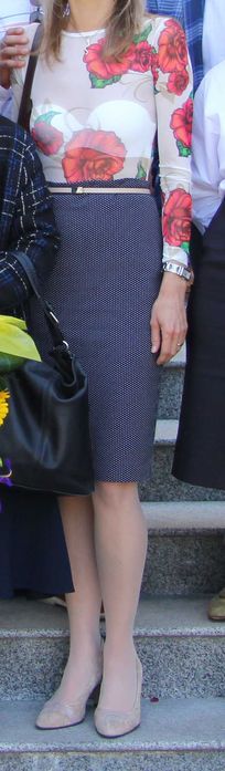 Fusta dreapta, mulata, bleumarin cu picațele albe, marimea 36.