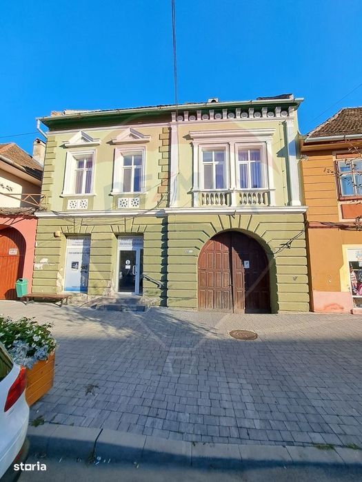 Apartament spațios cu 4 camere, zonă centrală – Sighișoara