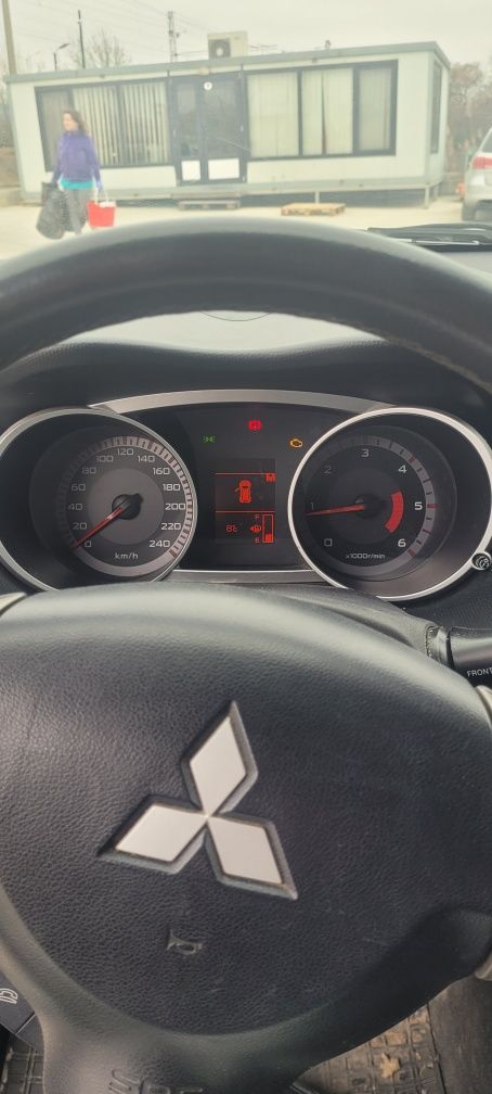 Продавам Мицубиши Оутлендер