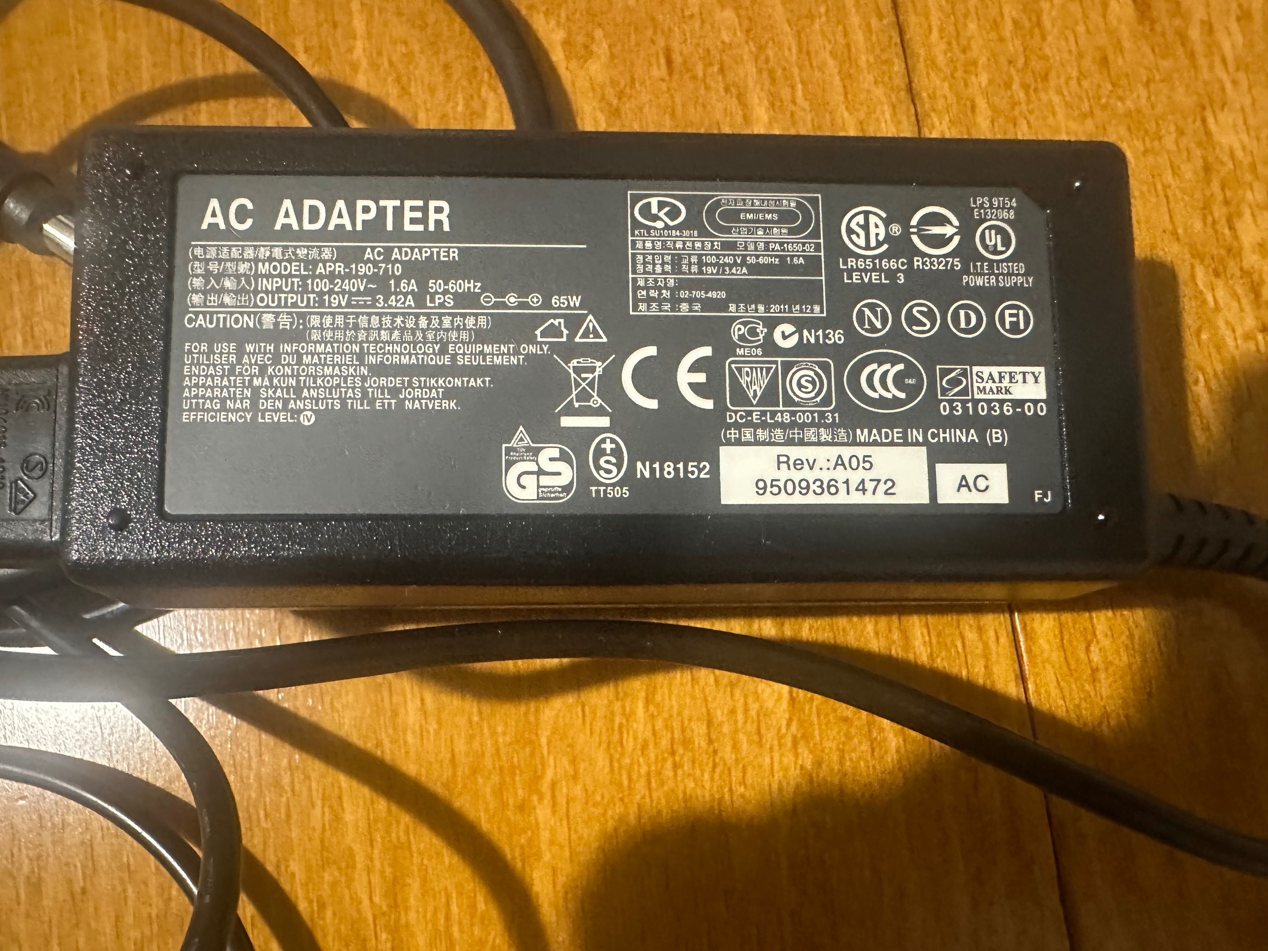 Зарядно за лаптоп 19V 3.42A