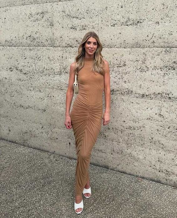 Официална дълга рокля без ръкави в карамелен цвят