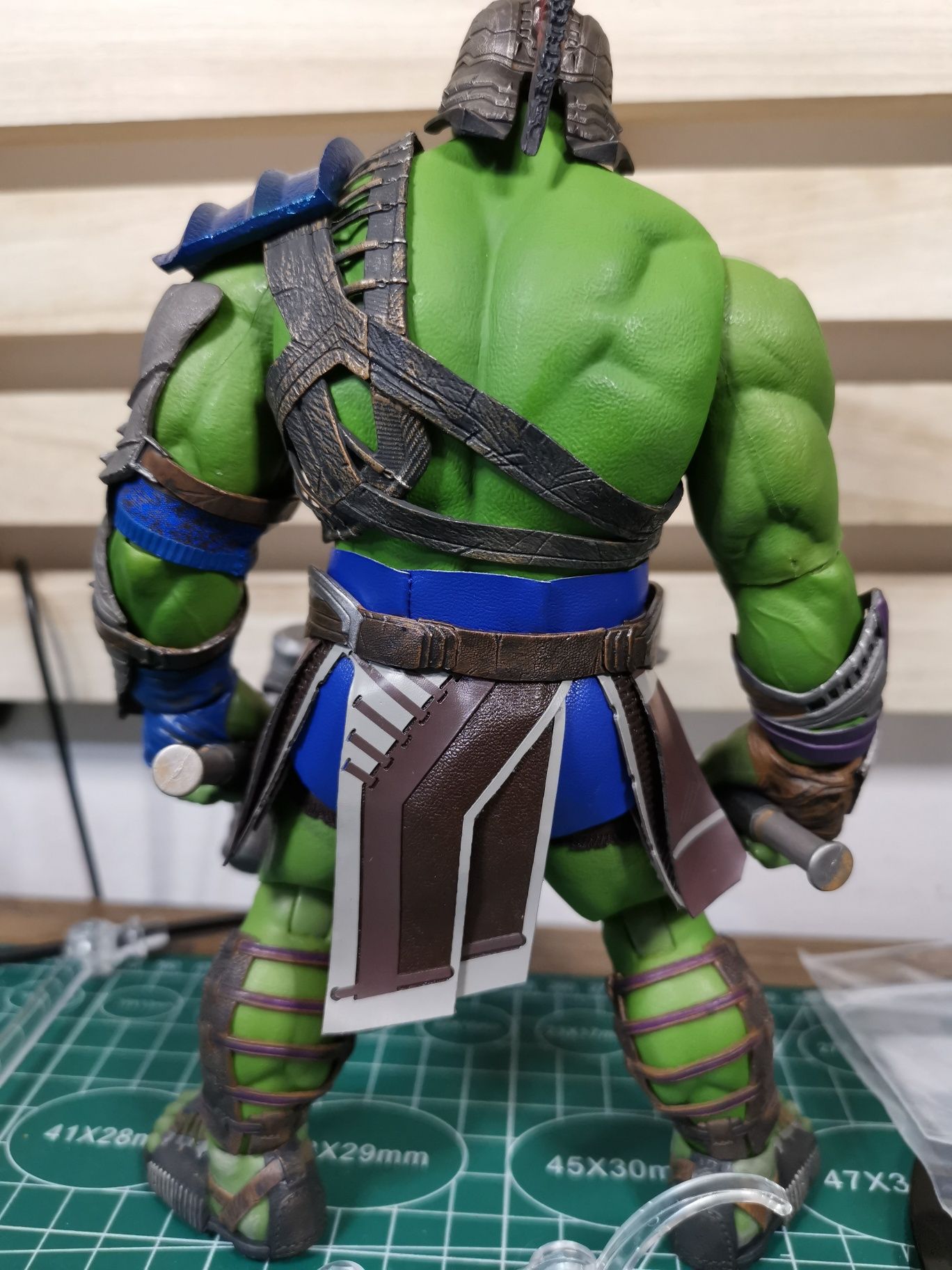 Figurina Articulata Mezco Hulk Ragnarok MCU Marvel