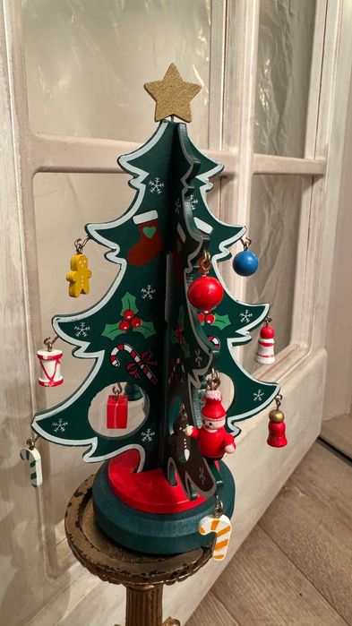 Дървена декоративна  елхичка, с 16 различни дървени фигурки– Германия.